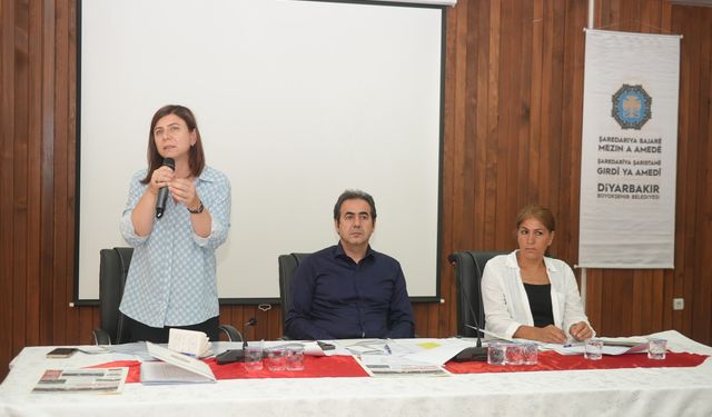 Diyarbakır Eşbaşkanı Bucak, muhtarlarla buluştu