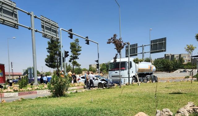 Siirt’te su tankeri ile otomobil çarpıştı