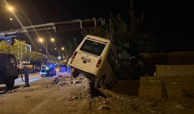 Akıl almaz kaza: Yolcu minibüsü bahçe duvarında asılı kaldı
