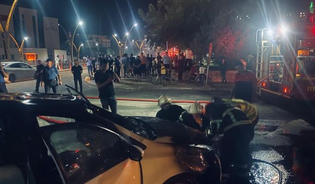 Mardin’de seyir halindeyken otomobil alev aldı