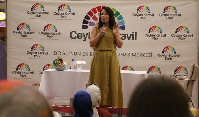 Yazar Dilek Cesur, Diyarbakır'da hayranlarıyla buluştu