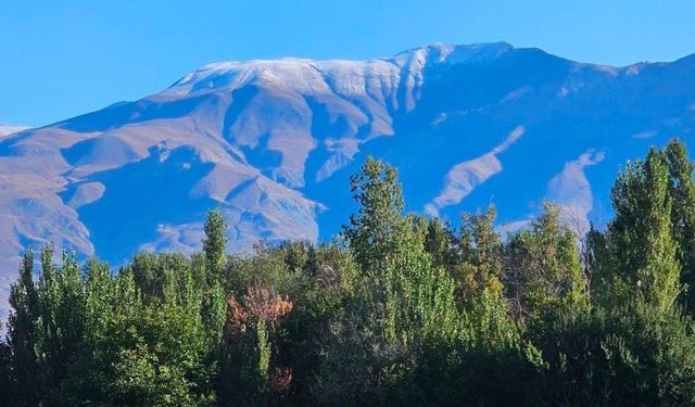 Erzincan’da Keşiş Dağının zirvesine kar yağdı