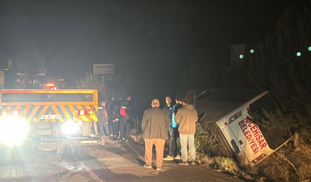 Yolcu midibüsü devrildi: Çok sayıda yaralı