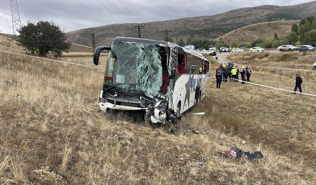 Sivas'ta otobüs ile tır çarpıştı: 3'ü ağır 18 yaralı