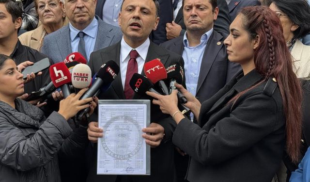 Yeniden CHP İstanbul İl Başkanı seçilen Özgür Çelik mazbatasını aldı