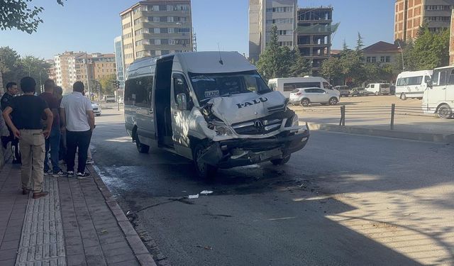 Elazığ'da minibüs otobüse çarptı: Yaralılar var