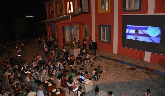 Şırnak'ta çocukların açık havada sinema keyfi