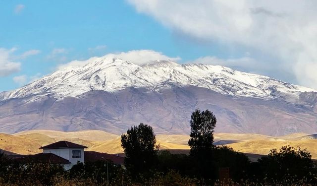 Süphan Dağı beyaz gelinlik giydi