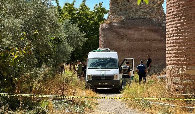 Tarihi surların dibinde ceset bulundu