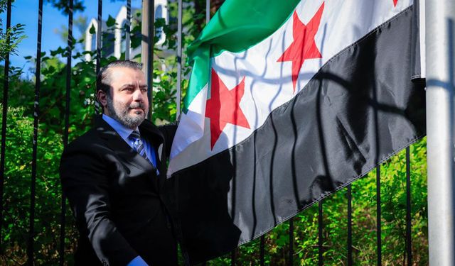 Suriye bayrağı 25 yıl sonra ABD'de göndere çekildi