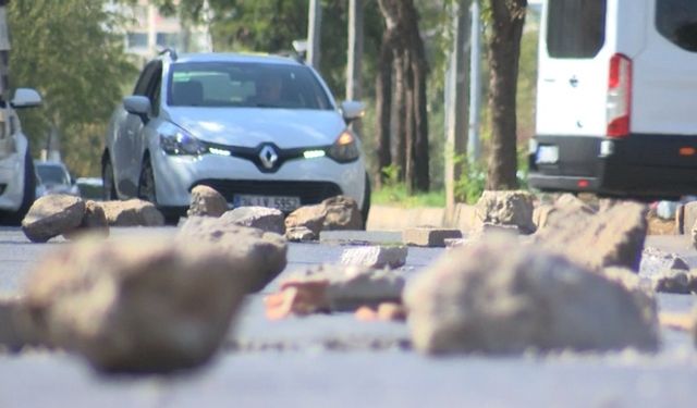 Diyarbakır’da tapulu arazi kavgası: Vatandaş caddeyi taşlarla kapattı