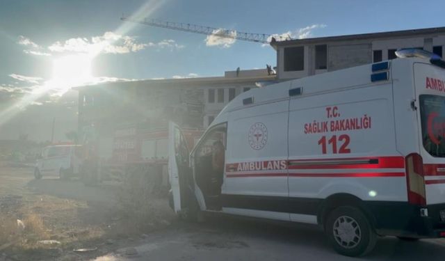 Alacakları ödenmeyen işçiler çatıya çıktı