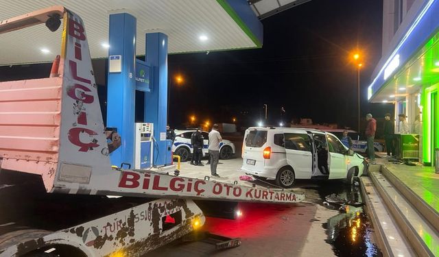 Virajı alamdı akaryakıt istasyonuna daldı