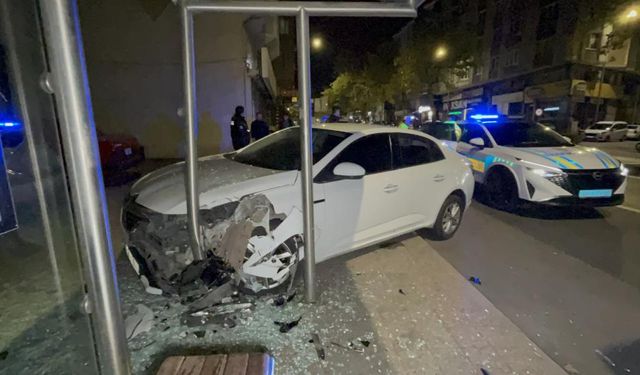Alkollü sürücü durağa daldı