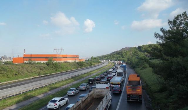 Heyelan Hatay’da trafiği felç etti