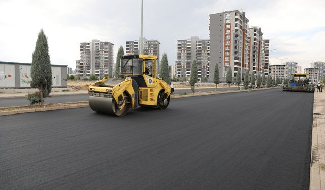 Diyarbakır Kayapınar’da 3 caddeye 22 bin ton asfalt serildi