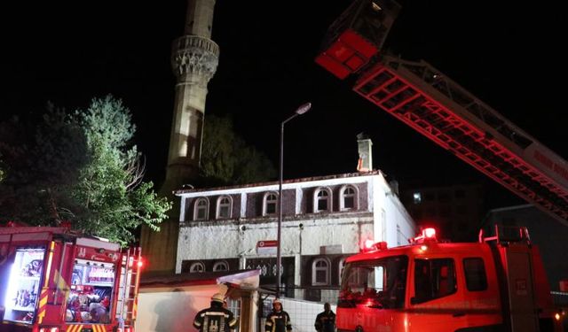 Tarihi caminin çatısında yangın