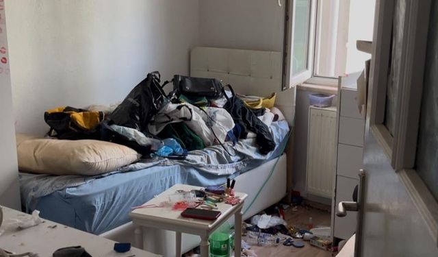 Çöp eve dönen daireden 2 kamyon atık çıkarıldı
