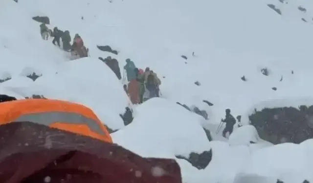 Everest Dağı'nda kar fırtınası: Yaklaşık 1000 kişi mahsur kaldı