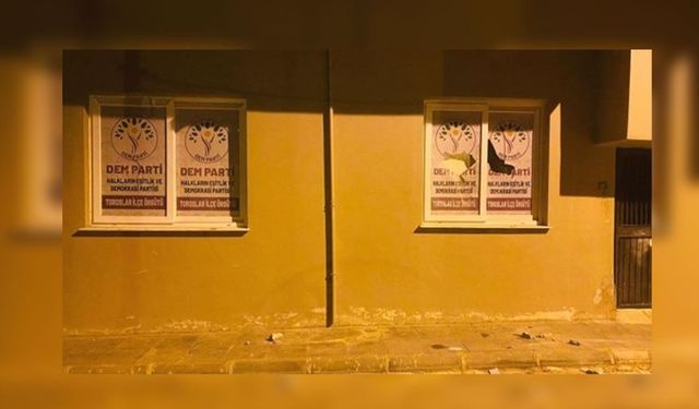 Mersin’de DEM Parti ilçe binasına taşlı saldırı