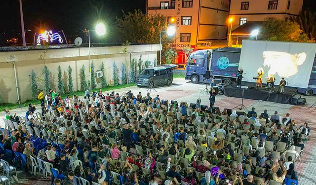 Kilometrelerce yol kateden "Sinema Tırı" Diyarbakırlı çocuklarla buluştu
