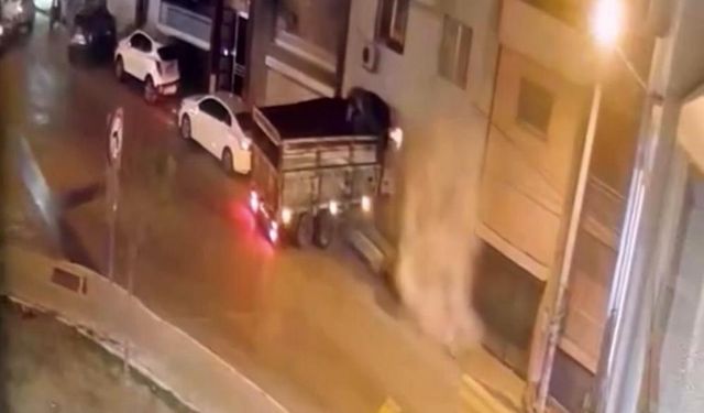 Kamyon duvarı yıkıp eve girdi