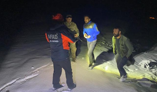 Karda mahsur kalan 2 kişi saatler sonra kurtarıldı