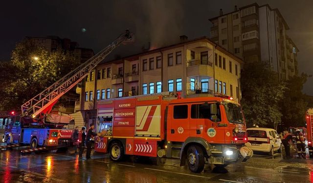 Eşi eve almayınca sinirlenip binanın çatısını yaktı