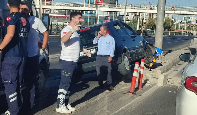 Diyarbakır'da bir araç refüje çarptı