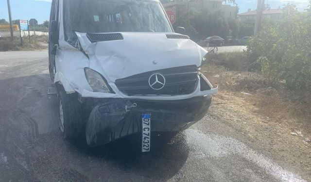 Okul servisiyle midibüs çarpıştı: Yaralılar var