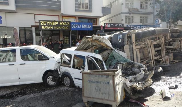 Freni patlayan hafriyat kamyonu dehşet saçtı: Yaralılar var