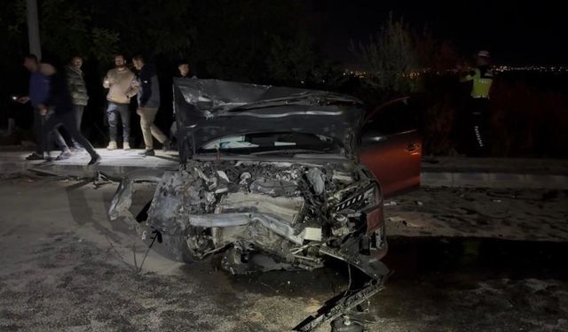 Diyarbakır'da polisten kaçan araç, 3 araca çarptı: Yaralılar var