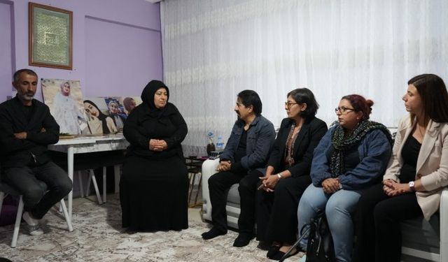 Koma Amed’den Rojin Kabaiş’in ailesine dayanışma ziyareti