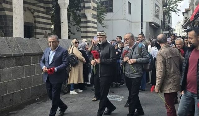 Koma Amed, Diyarbakır'da Tahir Elçi’yi katledildiği yerde andı