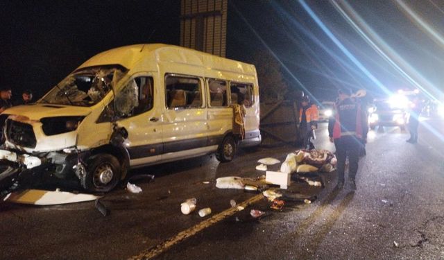 Seyir halindeki servis minibüsü devrildi: Yaralılar var