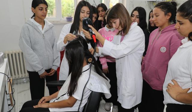 Diyarbakır’da meslek liseliler hem eğitim alıyor hem kazanıyor