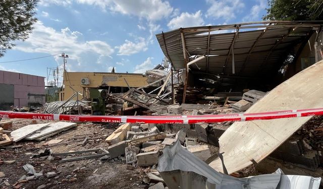 İzmir’de tüp patlaması: Tek katlı ev yıkıldı, 1’i ağır 2 yaralı