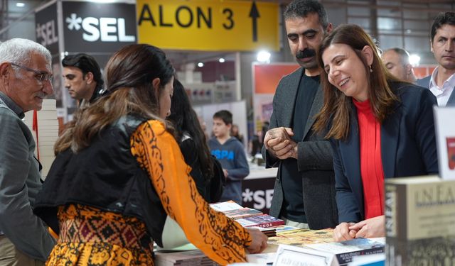 Diyarbakır Eşbaşkanları kitap fuarında okurlarla buluştu
