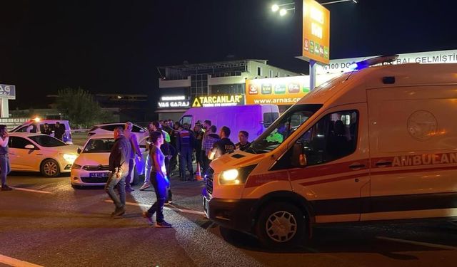 Panelvan ile çarpışan ambulans devrildi: Yaralılar var