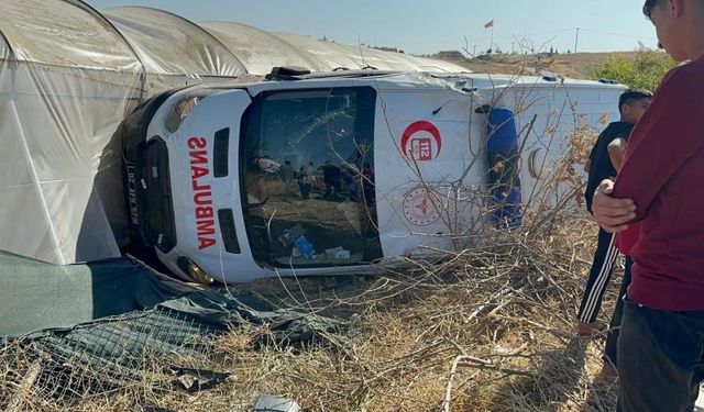 Ambulans ile otomobil çarpıştı: 8 yaralı