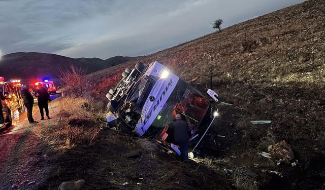 Yolcu otobüsü devrildi: Ölü ve yaralılar var