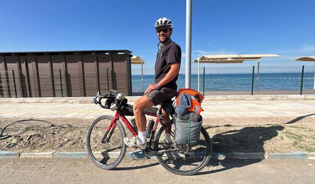 Türkiye'yi pedallayarak geziyor