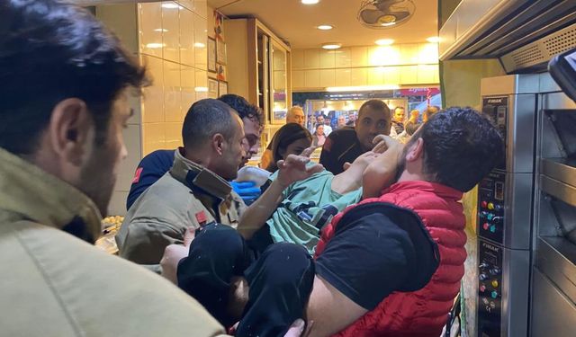 Küçük çocuğun eli Hamur karıştırma makinesine sıkıştı