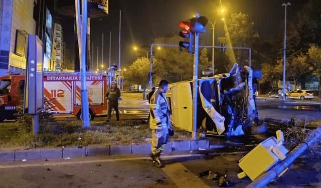 Diyarbakır'da minibüs devrildi: Yaralılar var