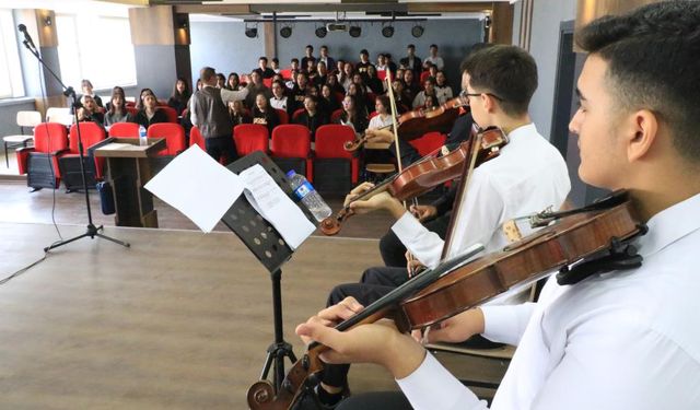 Diyarbakır Güzel Sanatlar Lisesi öğrencileri, özel günlerde yeteneklerini sergiliyor