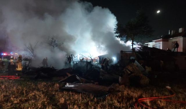 Engelli üç kardeşin yaşadığı ev küle döndü