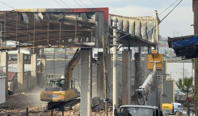 7 kişiye mezar olan parfüm dolum tesisi yıkılıyor