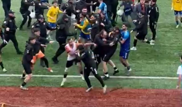 Amatör maçta futbolcular arasında tekmeli yumruklu kavga