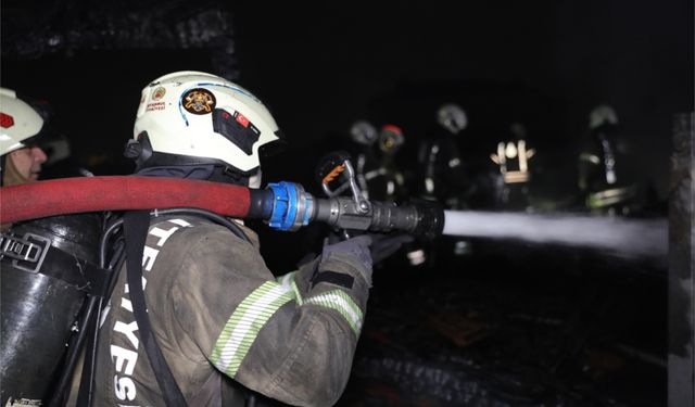 Şarj halindeki elektrikli araç alev alarak patladı