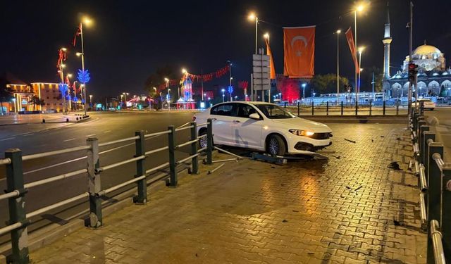 Direksiyon başında uyuyan sürücü bariyerlere girdi!